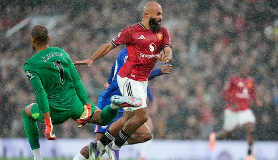 Kiper Chelsea Robert Sanchez diusir keluar lapangan setelah melanggar Bryan Mbeumo.