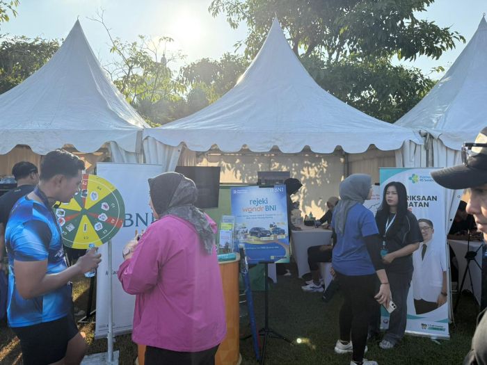 RAMAI: BNI Cabang Tanjung Perak berkolaborasi dengan BNI Life dan RS Kemenkes Surabaya turut hadir di acara Fun Run &ldquo;Run The Right Lane,&rdquo; Minggu (21/9) di Monumen Tugu Pahlawan Surabaya.