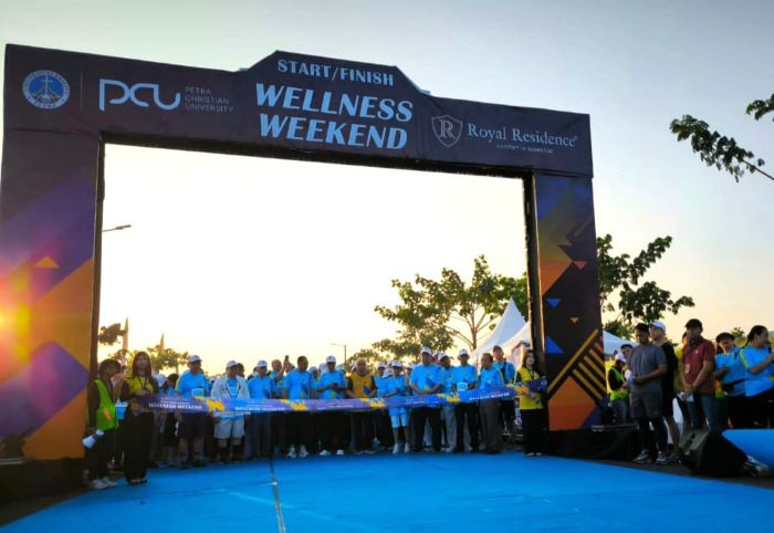 START: Eri Cahyadi (tengah) Wali Kota Surabaya bersama Lodewyk Wattimena dan pimpinan UK Petra saat di garis start untuk mengikuti acara Fun Run & Walk di Royal Residence Surabaya.