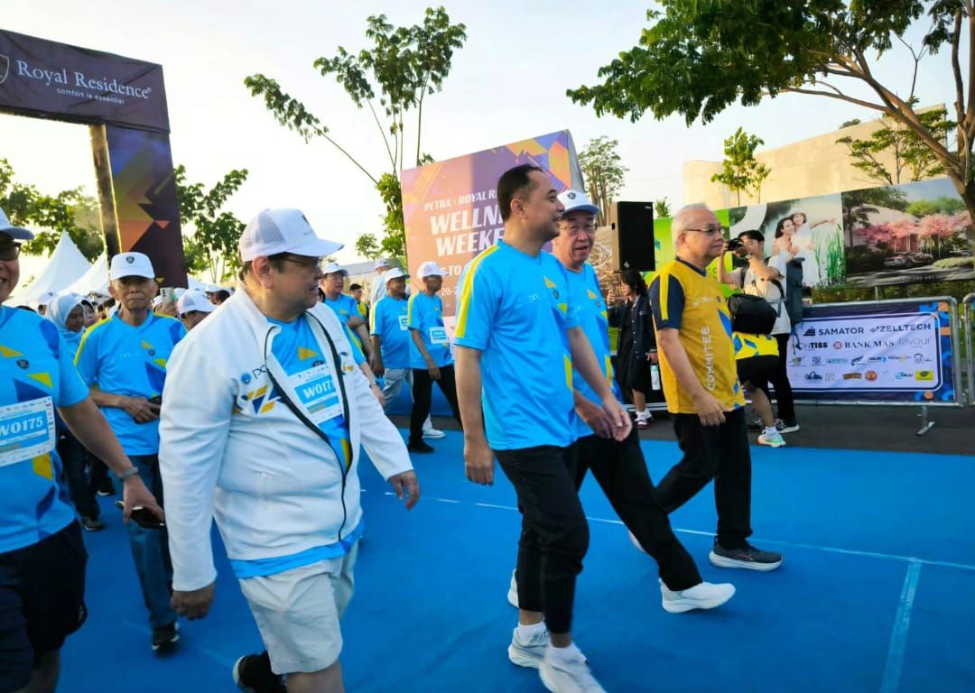 FUN RUN & WALK: Eri Cahyadi (dua dari kiri), Wali Kota Surabaya bersama Lodewyk Wattimena (kanan) saat mengikuti acara Fun Run & Walk di Royal Residence Surabaya.