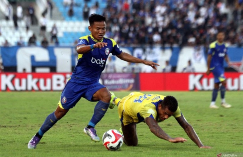 Bayu Setiawan (kiri) berusaha melewati pesepak bola Persib Bandung Ramon De Andrade Souza (kanan) yang terjatuh dalam pertandingan BRI Super League di Stadion Kanjuruhan, Malang, Jawa Timur.