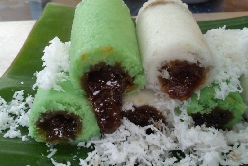 Kue putu, camilan tradisional dengan sejarah panjang yang unik.