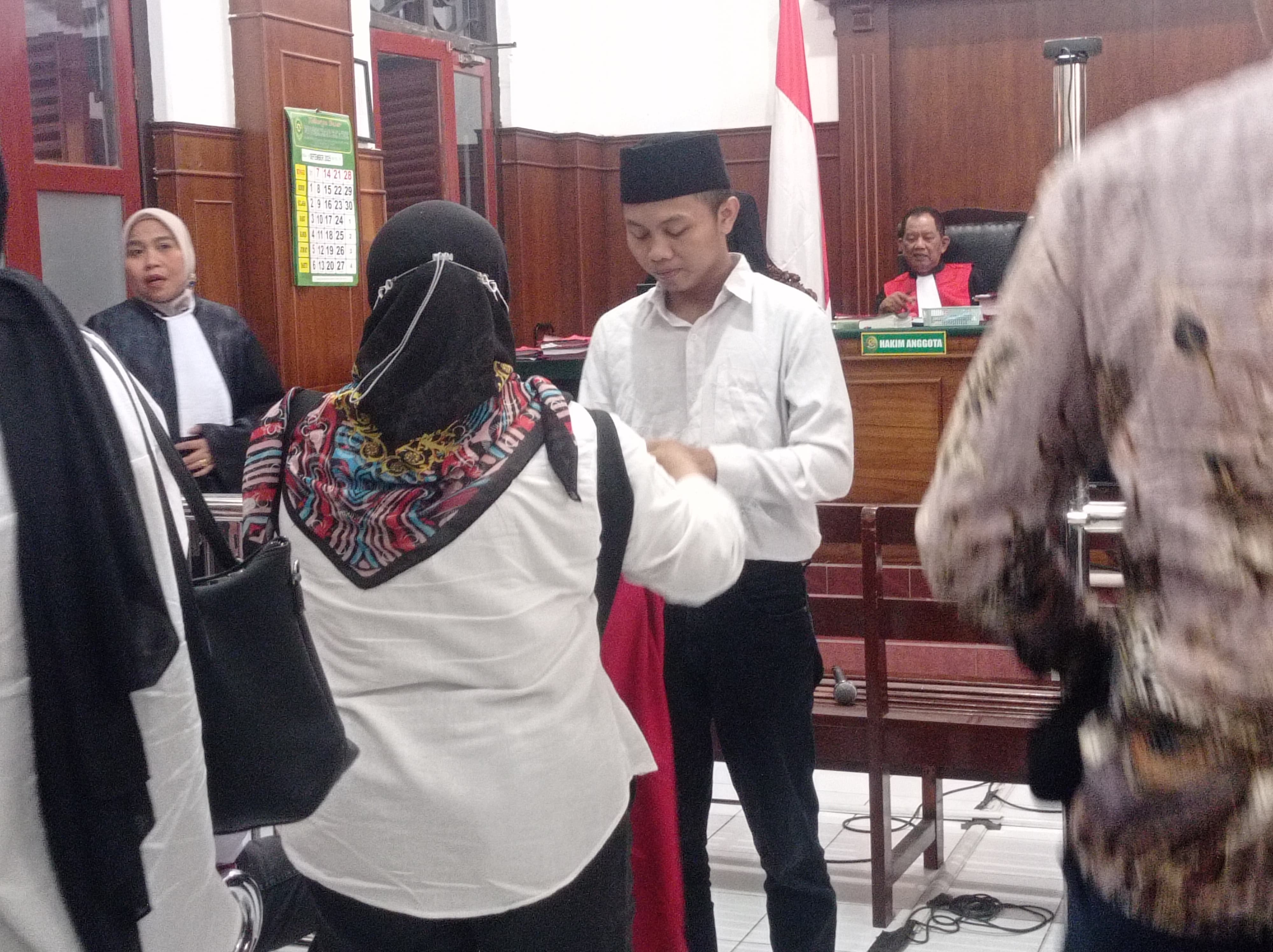 SIDANG: Terdakwa penganiayaan saat menjalani sidang di PN Surabaya. Ia dituntut satu tahun penjara.(IST/RADAR SURABAYA)
