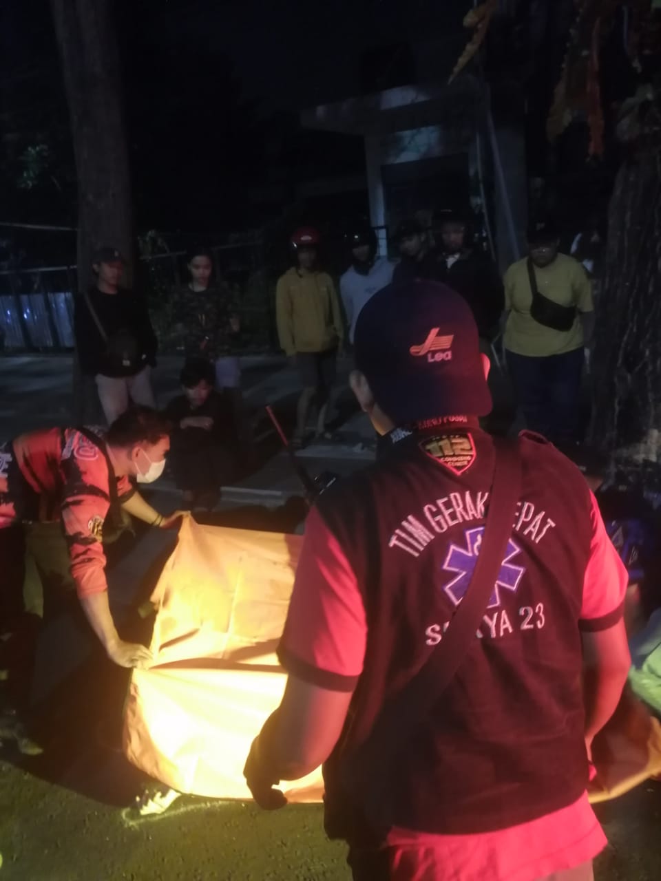 DITUTUP: Petugas saat mengevakuasi korban kecelakaan di Jalan Sulawesi, Surabaya. Pengendara motor diduga mabuk. (IST/RADAR SURABAYA)