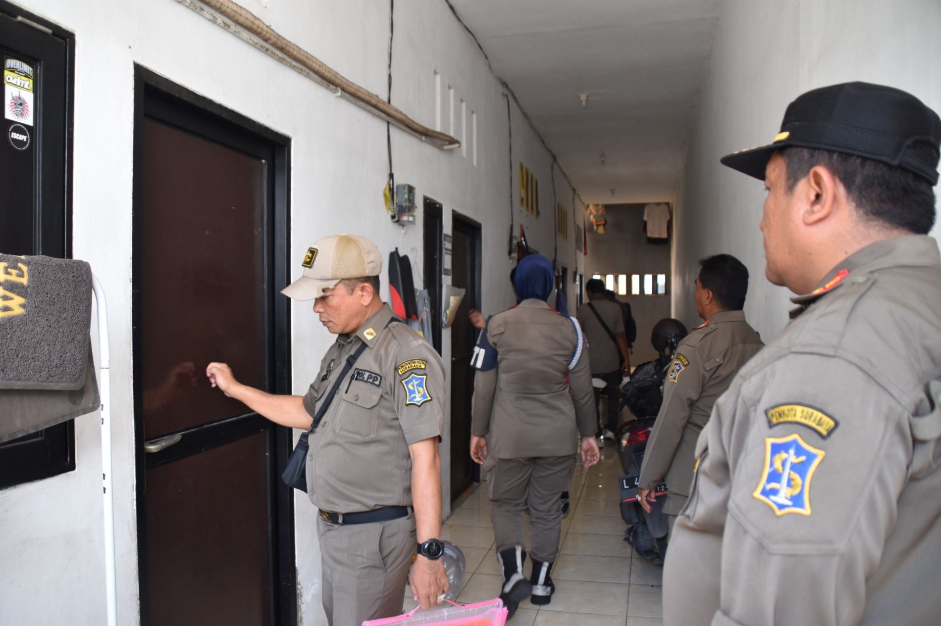 Razia salah satu rumah kos di Surabaya. (IST)