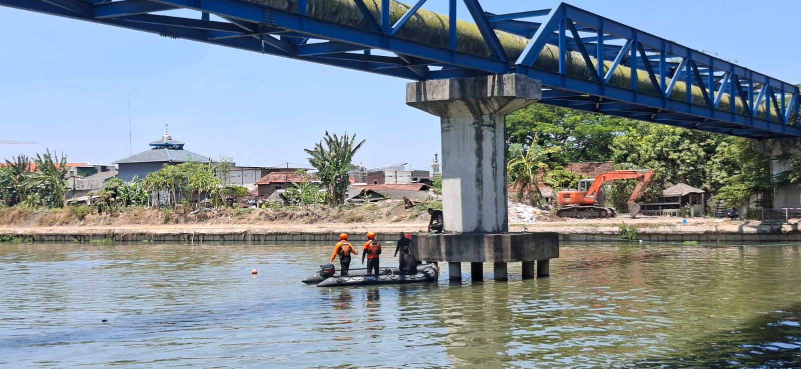 PENCARIAN: Petugas mencari dua pencari ikan yang tenggelam di Sungai Brantas, bawah jembatan tol, Gunungsari, Surabaya. (M MAHRUS/RADAR SURABAYA)