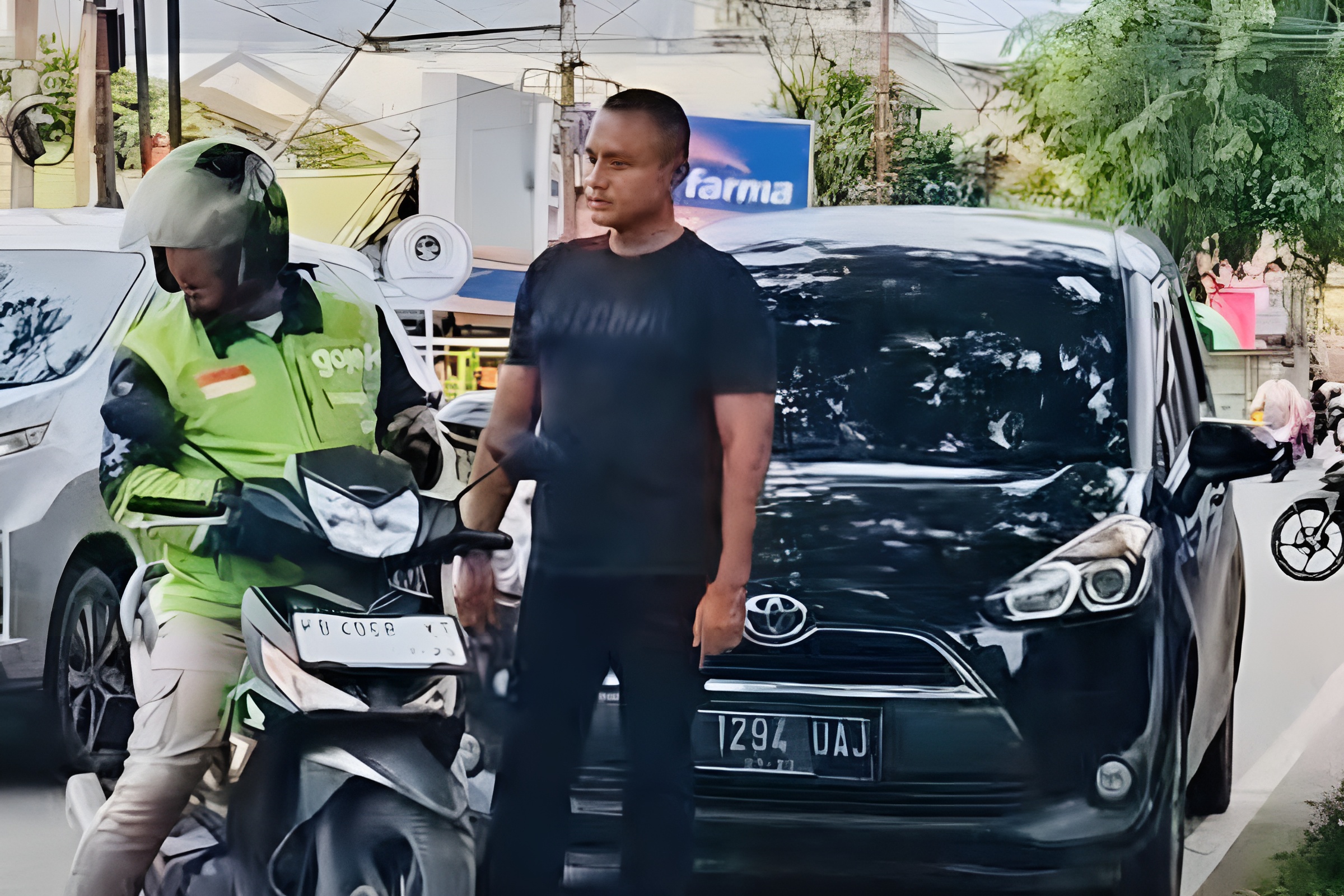 Oknum TNI aniaya driver ojol di Pontianak. Korban alami lebam hingga patah tulang. Pelaku minta maaf dan janji tanggung jawab penuh.