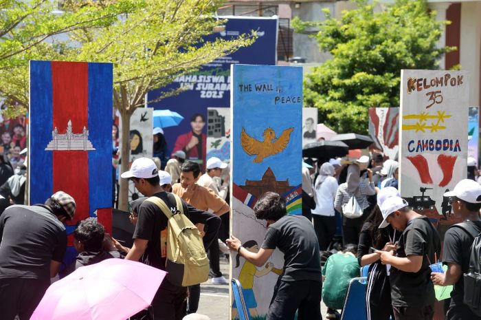 LUKISAN PERDAMAIAN: Ribuan mahasiswa UM Surabaya melukis pada papan yang diberi nama Wall of Peace, untuk memperingati hari perdamaian Dunia di halaman kampus setempat, Minggu (21/9).