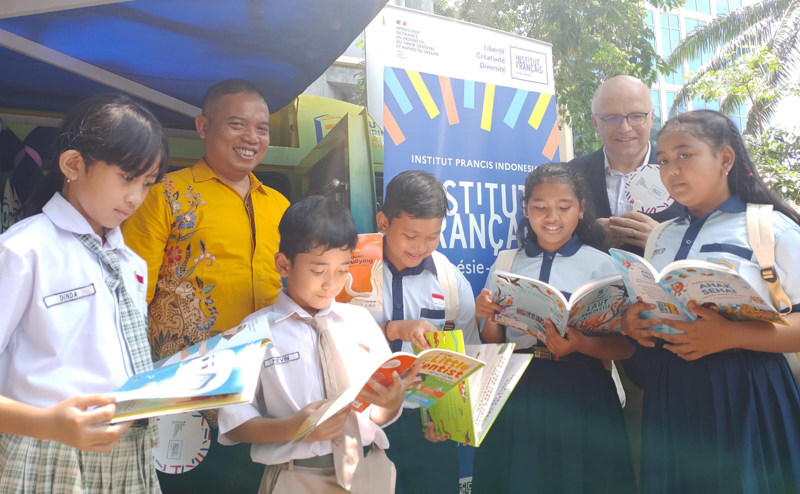 DEKATKAN LITERASI: Anak-anak antusias membaca buku saat peluncuran BIMO, perpustakaan keliling hasil kolaborasi Kedutaan Besar Prancis, IFI dan Penerbit Erlangga di Taman Bungkul, Surabaya.