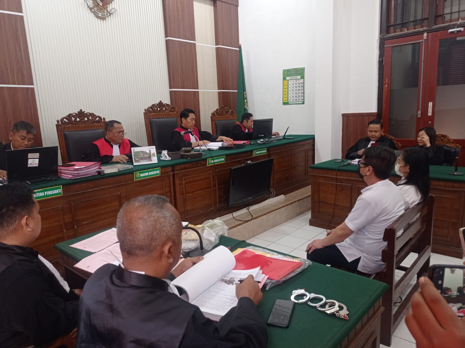 MEJA HIJAU: Jan Hwa Diana dan suami saat menjalani sidang di PN Surabaya. (SURYANTO/RADAR SURABAYA)
