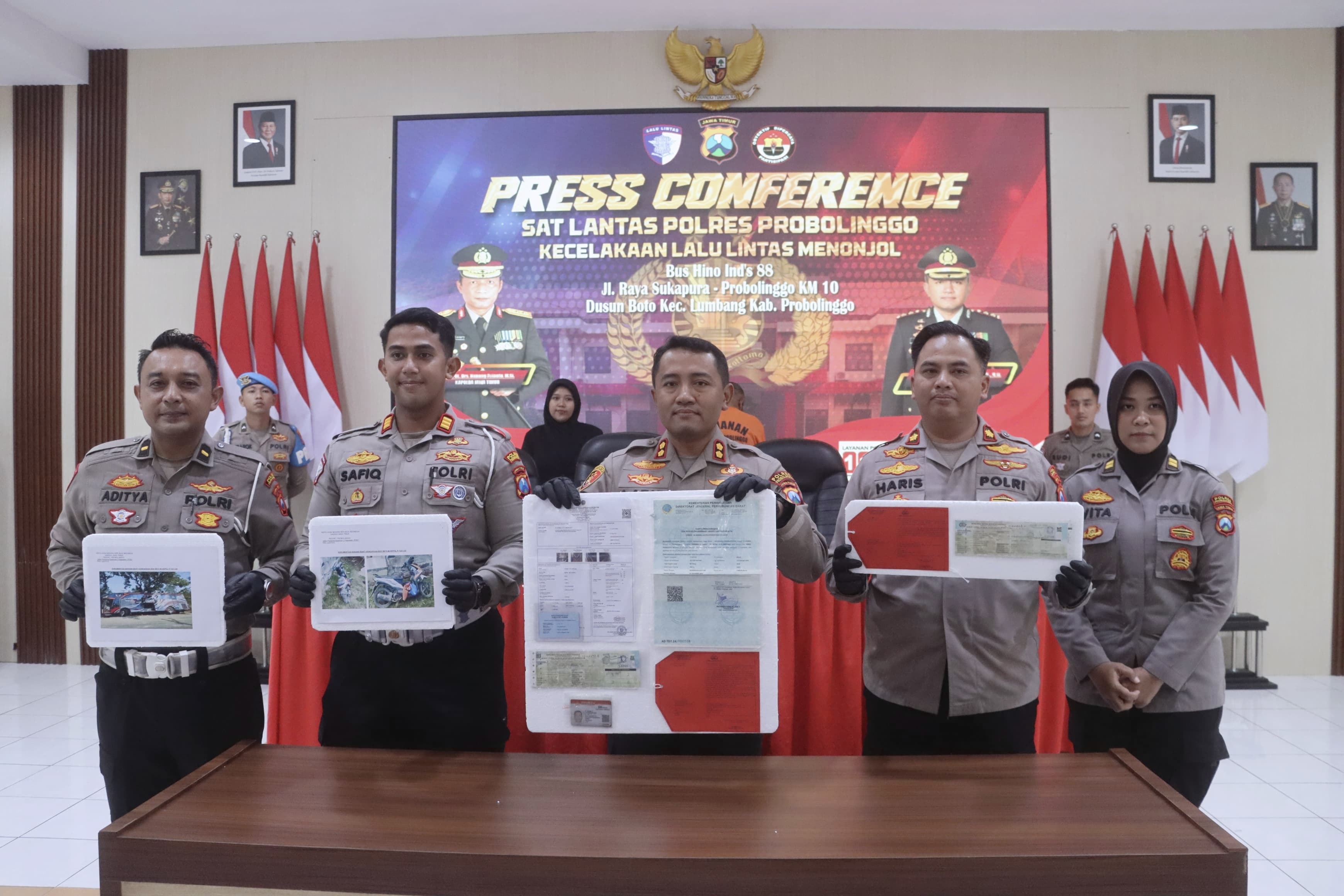 PENETAPAN: Kapolres Probolinggo AKBP M Wahyudin Latif menetapkan sopir bus pariwisata yang kecelakaan di jalur Bromo, Probolinggo, sebagai tersangka. (IST/RADAR SURABAYA)