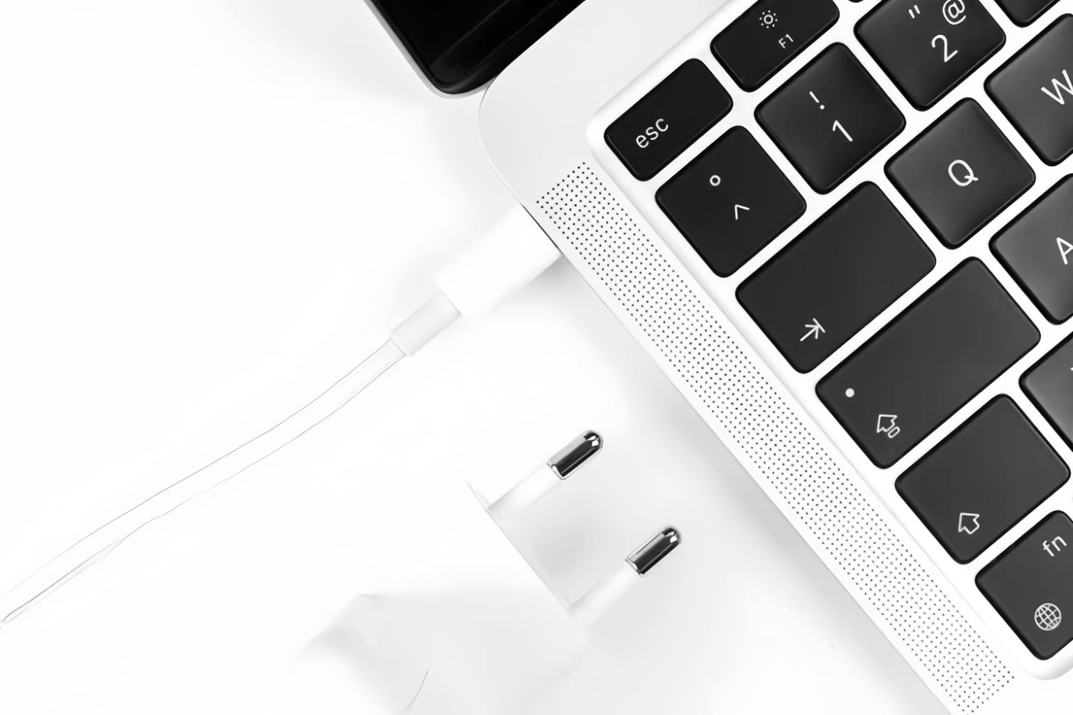 Charger asli bantu cegah baterai laptop cepat rusak.