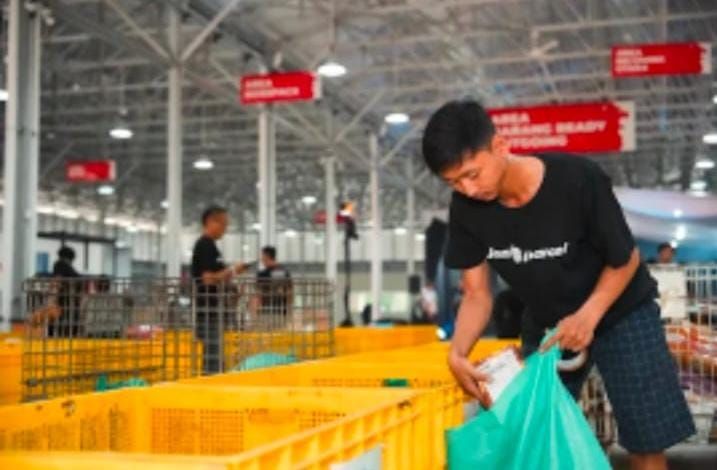 SIAP ANTAR: Melalui jaringan pengiriman yang luas dan infrastruktur yang mumpuni, Lion Parcel terus memperkuat perannya dalam mendukung pertumbuhan industri otomotif dan elektronik.