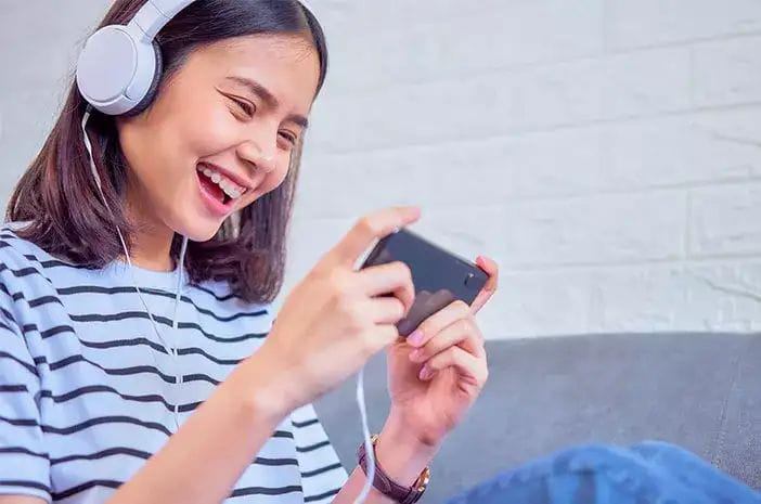 Gunakan gadget dengan bijak, remaja sehat mental dan sosial.