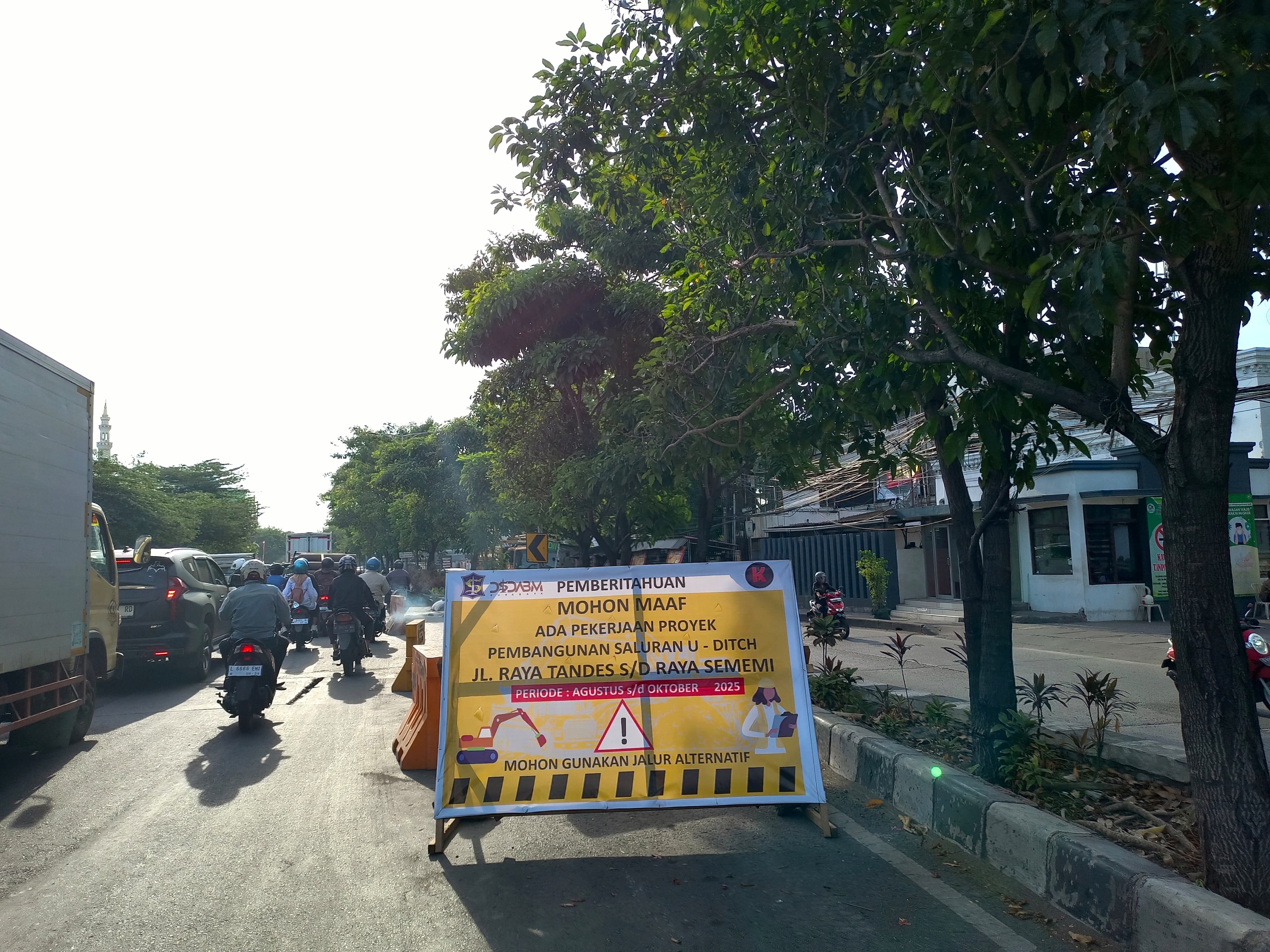 Pembenahan saluran yang ambles di Surabaya. (IST)