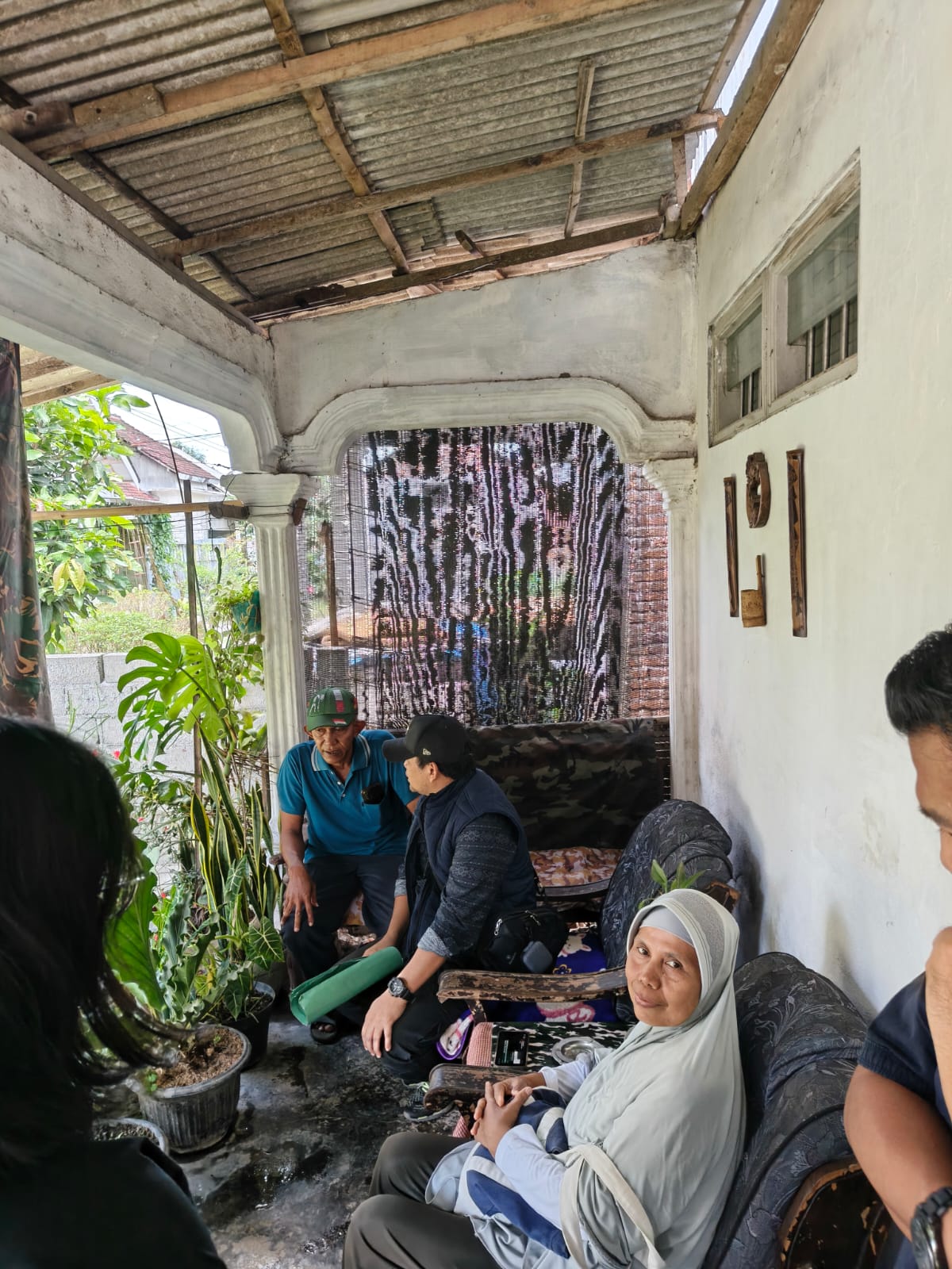 DIBAWA: DPO kasus korupsi aset Pemkot Surabaya Soendari saat diamankan tim gabungan Kejari Surabaya di Blitar.(IST/RADAR SURABAYA)