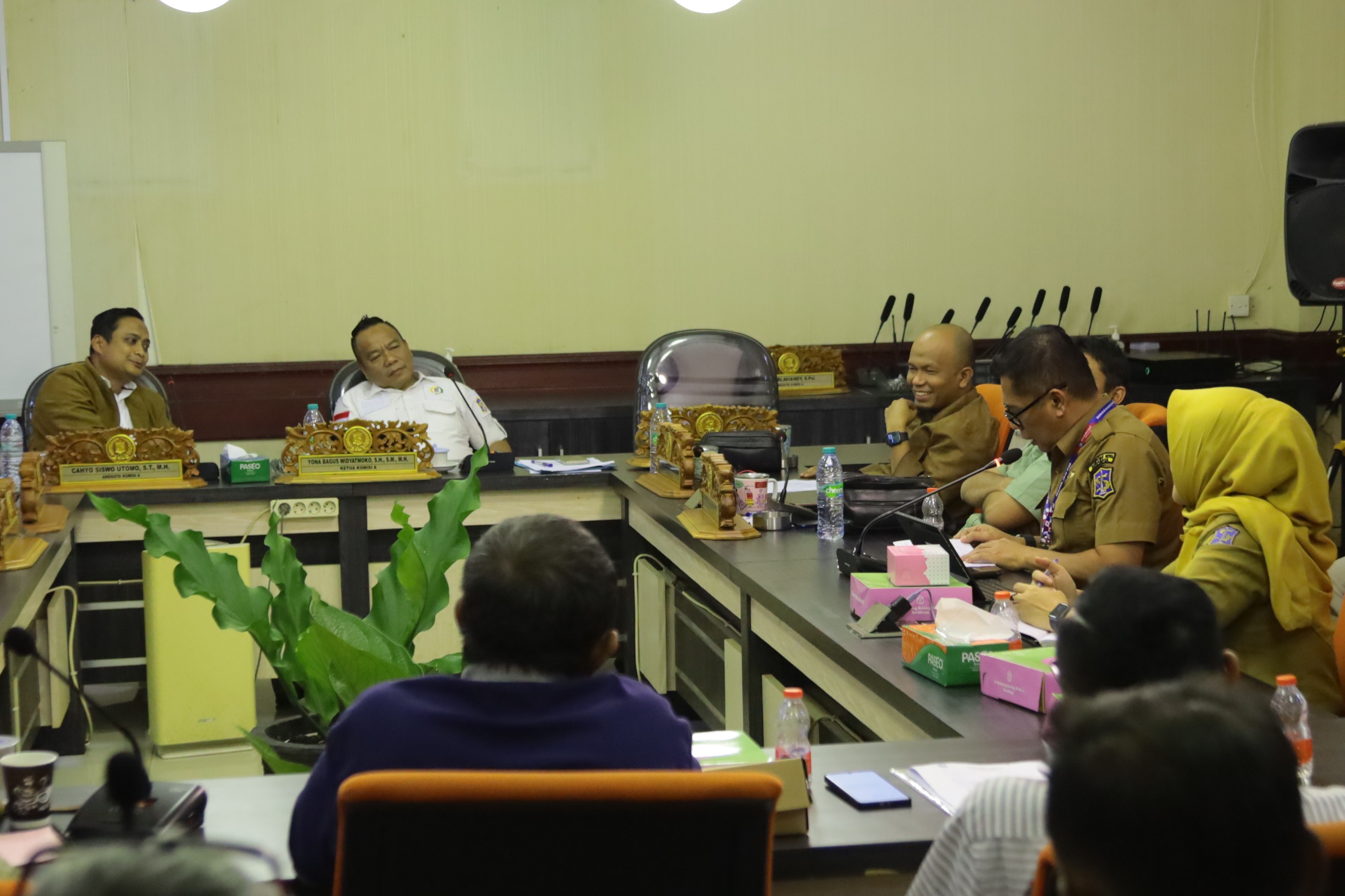 Pembahasan masalah administrasi kependudukan di DPRD Surabaya. (IST)