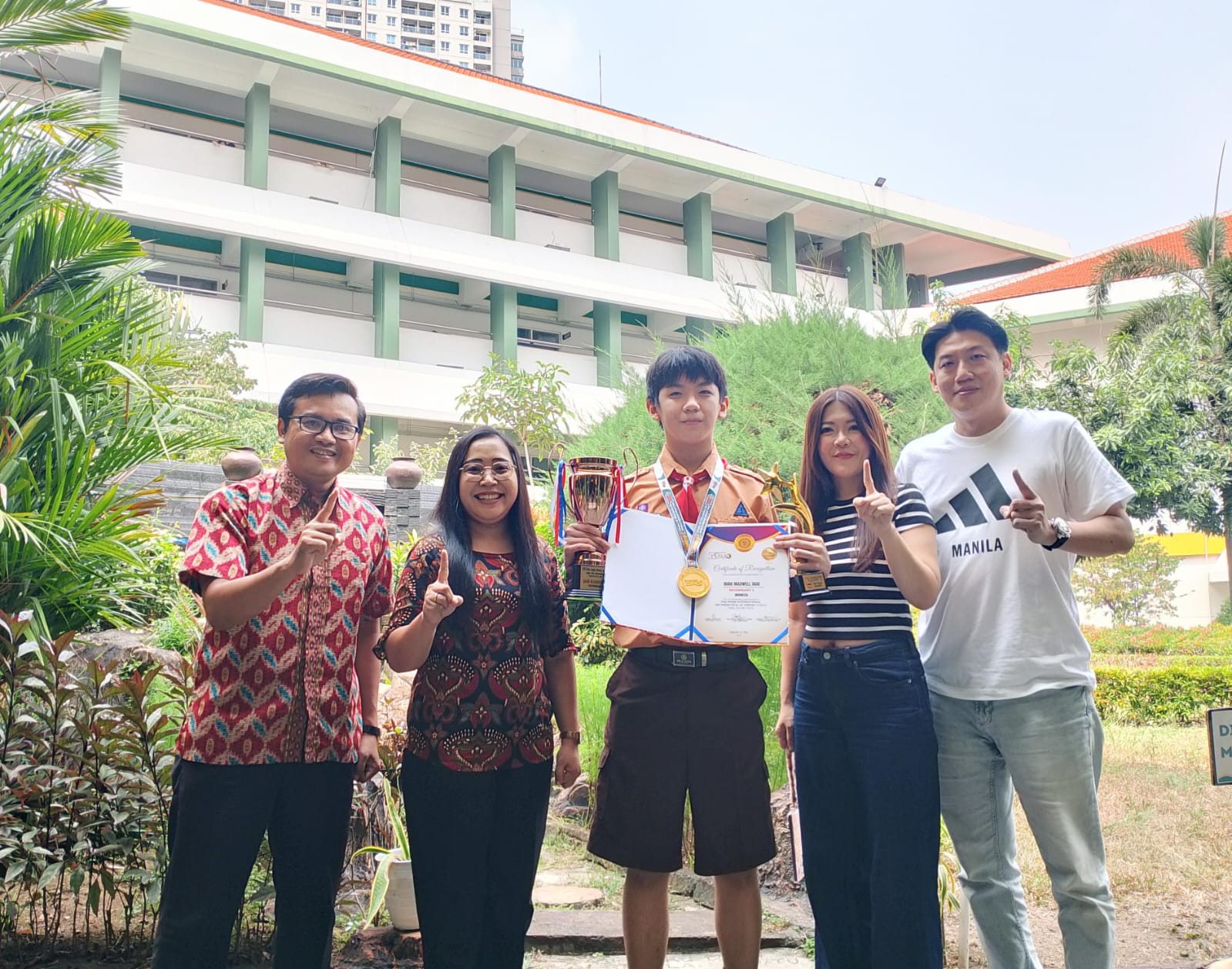 MEMBANGGAKAN: Dukungan keluarga dan bimbingan guru menjadi kekuatan Hugo Maxwell hingga berhasil menorehkan prestasi membanggakan.(INDRA WIJAYANTO/RADAR SURABAYA)