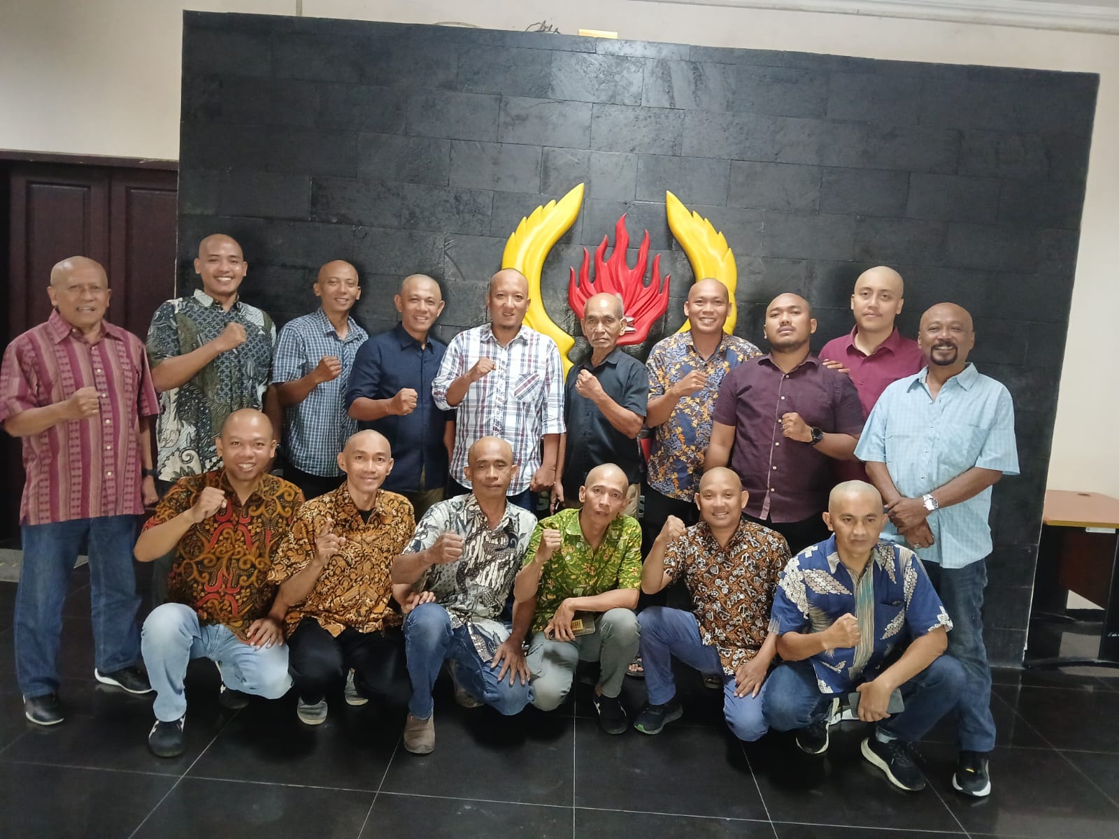 Cukur gundul karyawan KONI Jatim sebagai ungkapan rasa syukur dicabutnya Permenpora No.14 2024.