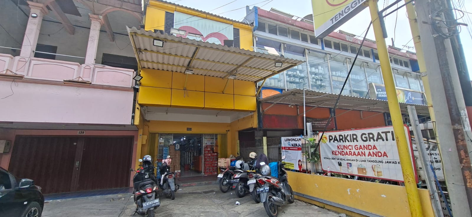 LOKASI: Toko di Jalan Raya Tenggilis, Surabaya, ini dibobol maling. Uang Rp 12 juta amblas.(M MAHRUS/RADAR SURABAYA)