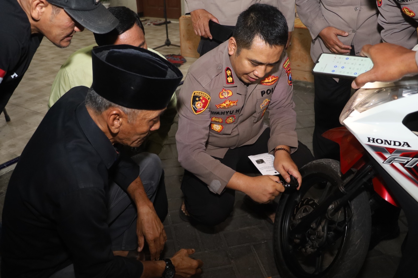 AMAN: Kapolres Pelabuhan Tanjung Perak AKBP Wahyu Hidayat saat menerangkan pentingnya kunci ganda ke warga Morokrembangan, Surabaya. (IST/RADAR SURABAYA)
