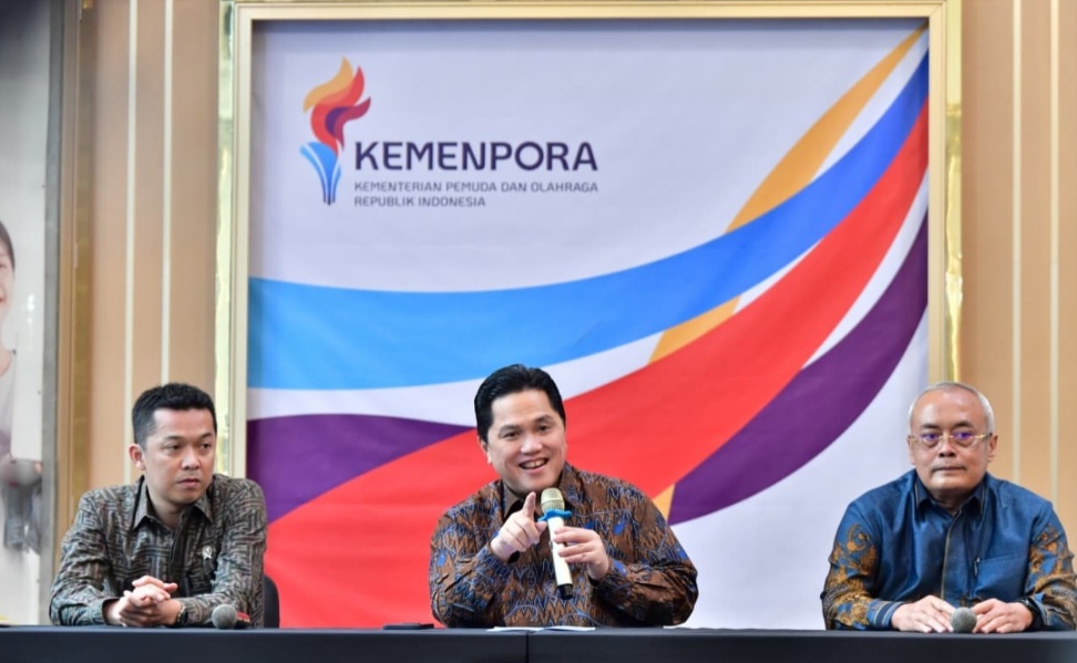 Menpora Erick Thohir saat jumpa pers pencabutan Permenpora Nomor 14 Tahun 2024.