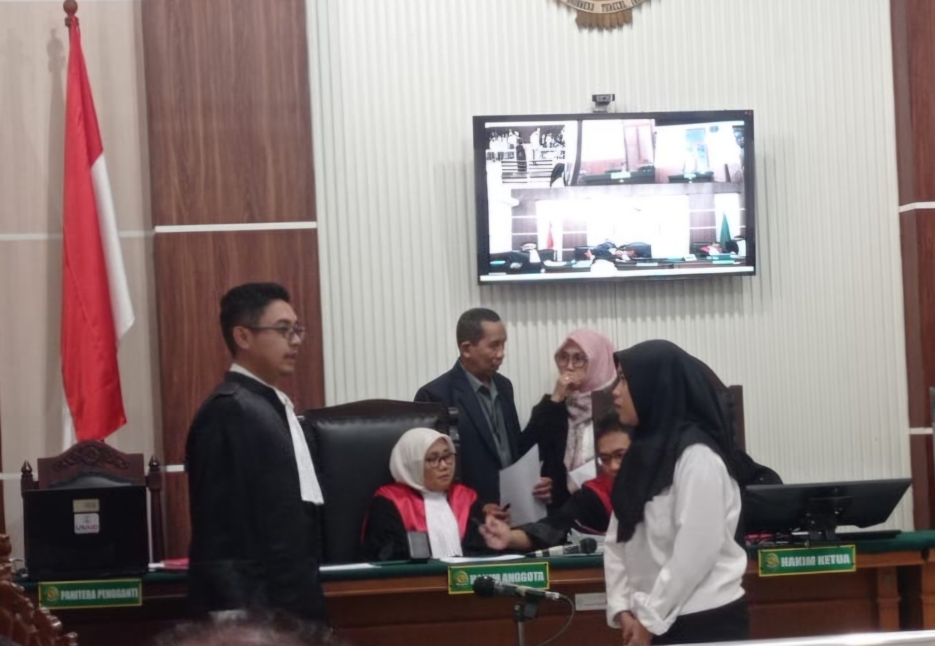 DISIDANG: Terdakwa Devi saat menjalani sidang di PN Surabaya karena menyimpan delapan butir pil ekstasi. Ia digerebek di hotel kawasan Surabaya Pusat. (SURYANTO/RADAR SURABAYA)
