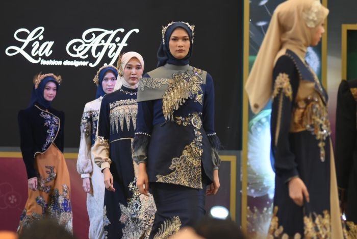 WASTRA NUSANTARA: Model berpose dengan mengenakan busana karya desainer asal Surabaya, Lia Afif dengan tema Rupakamastra, yang ditampilkan dalam peragaan busana di Surabaya.