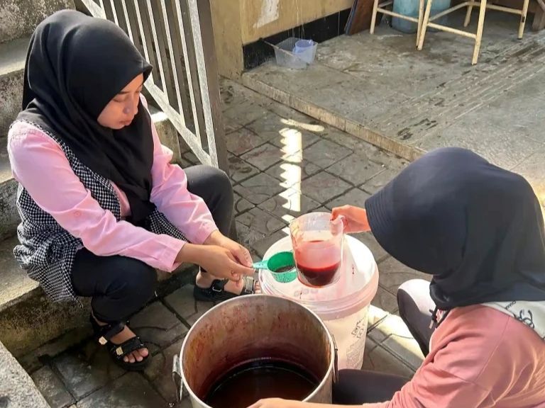 PRAKTIK: Pengrajin mencoba langsung penerapan nano-karbon dalam proses pengolahan limbah batik.