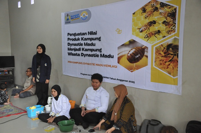 Penyampaian Materi Pembuatan Kue Kering dari Madu oleh Ibu Susilowati.