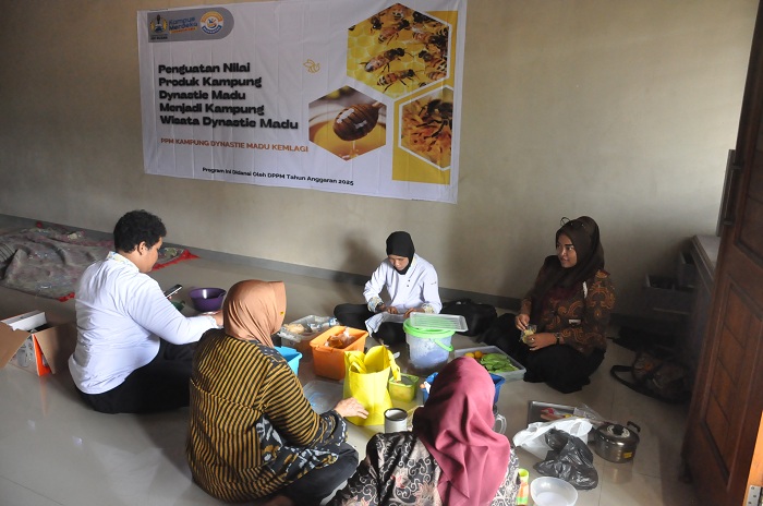 Praktik Pembuatan Pembuatan produk olahan Mamin varian baru nerbasis Madu, yaitu (Kue Bolu Madu, Aneka Kue Kering Berbasis Madu, Minuman Sehat Berbasis Madu dari madu di Desa Kemlagi Bersama Ibu PKK.