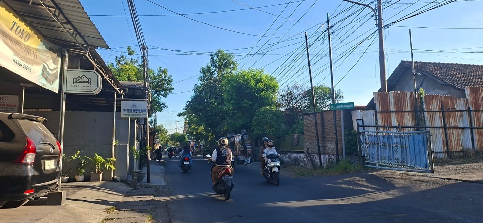 LENGANG: Sejumlah pengendara melewati Jalan Jambangan Surabaya.