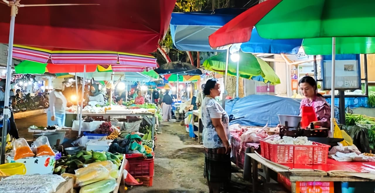 Pedagang dan pembeli beraktivitas di pasar tradisional Jawa Timur.
