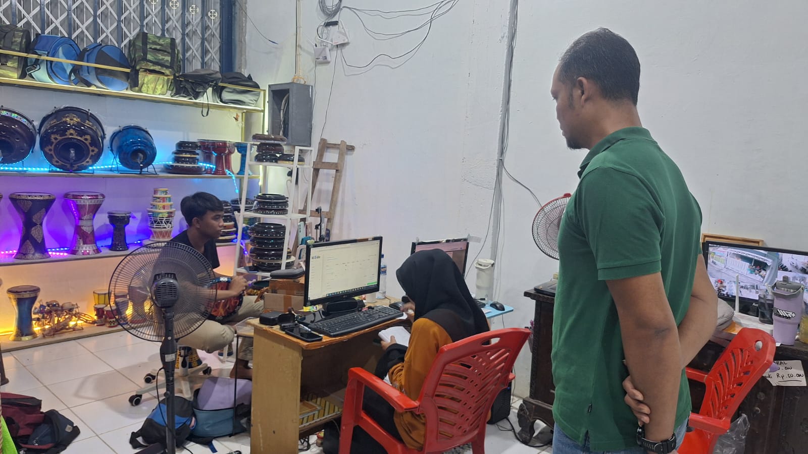 SUKSES: Tim pelaksana dari UWP Surabaya memberikan pendampingan manajemen persediaan dengan aplikasi dan monitoring live selling.