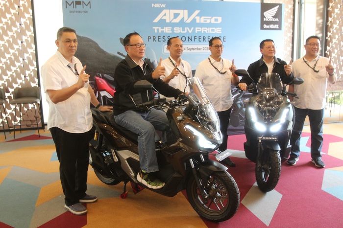 LAUNCHING: Direktur Marketing MPM Honda Jatim Dendy Sean (dua dari kiri) bersama jajaran manajemen MPM Honda Jatim saat mengenalkan motor New Honda  ADV160 kepada media, di Surabaya, Rabu (24/9).