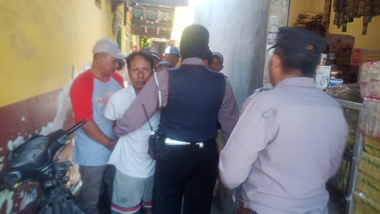 DIAMANKAN: Pelaku kekerasan seksual terhadap anak, M, saat diamankan di Sukolilo, Surabaya. (IST/RADAR SURABAYA)
