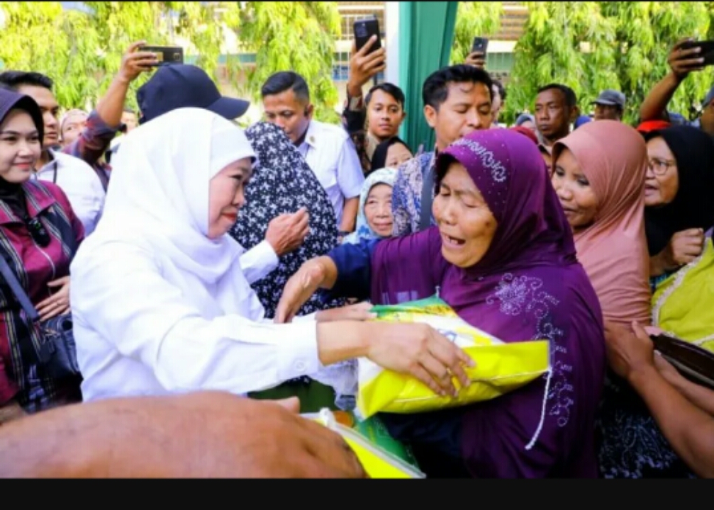 Gubernur Jawa Timur Khofifah Indar Parawansa menyapa warga dalam pasar murah bahan pokok. (IST)