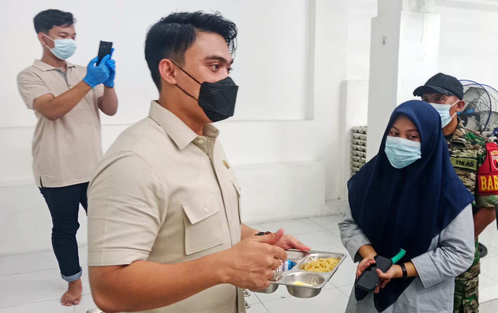 HIGIENIS: Anggota komisi E DPRD Jatim Cahyo Harjo Prakoso melakukan peninjauan Satuan Pelayanan Pemenuhan Gizi (SPPG) Kecamatan Gayungan, Jumat (26/9).