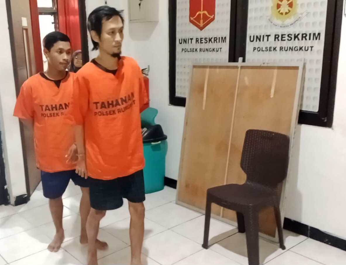 DITANGKAP: Dua tersangka ditangkap Polsek Rungkut di Jalan Ir Soekarno, Surabaya. Mereka diringkus saat mendorong motor curian dari TKP Gedangan, Sidoarjo. (IST/RADAR SURABAYA)