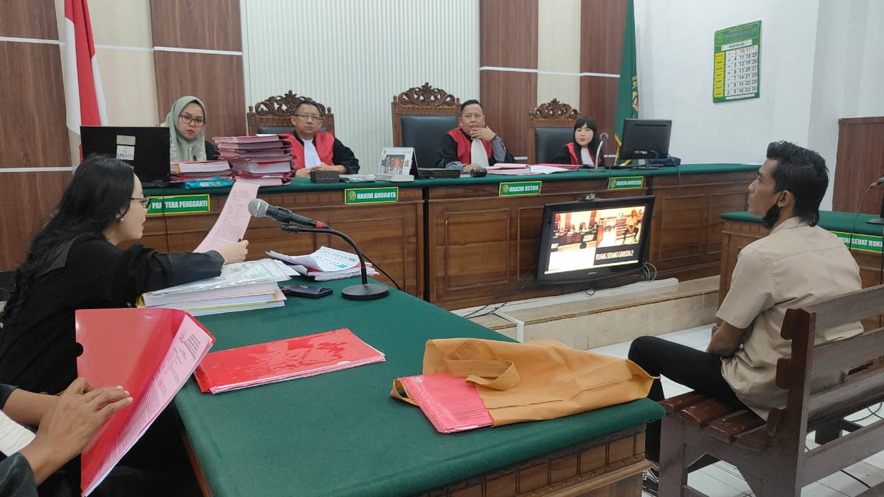 SIDANG: Terdakwa Dedy saat disidang di PN Surabaya. Ia ketahuan mengirim hewan tanpa dokumen karantina.(SURYANTO/RADAR SURABAYA)
