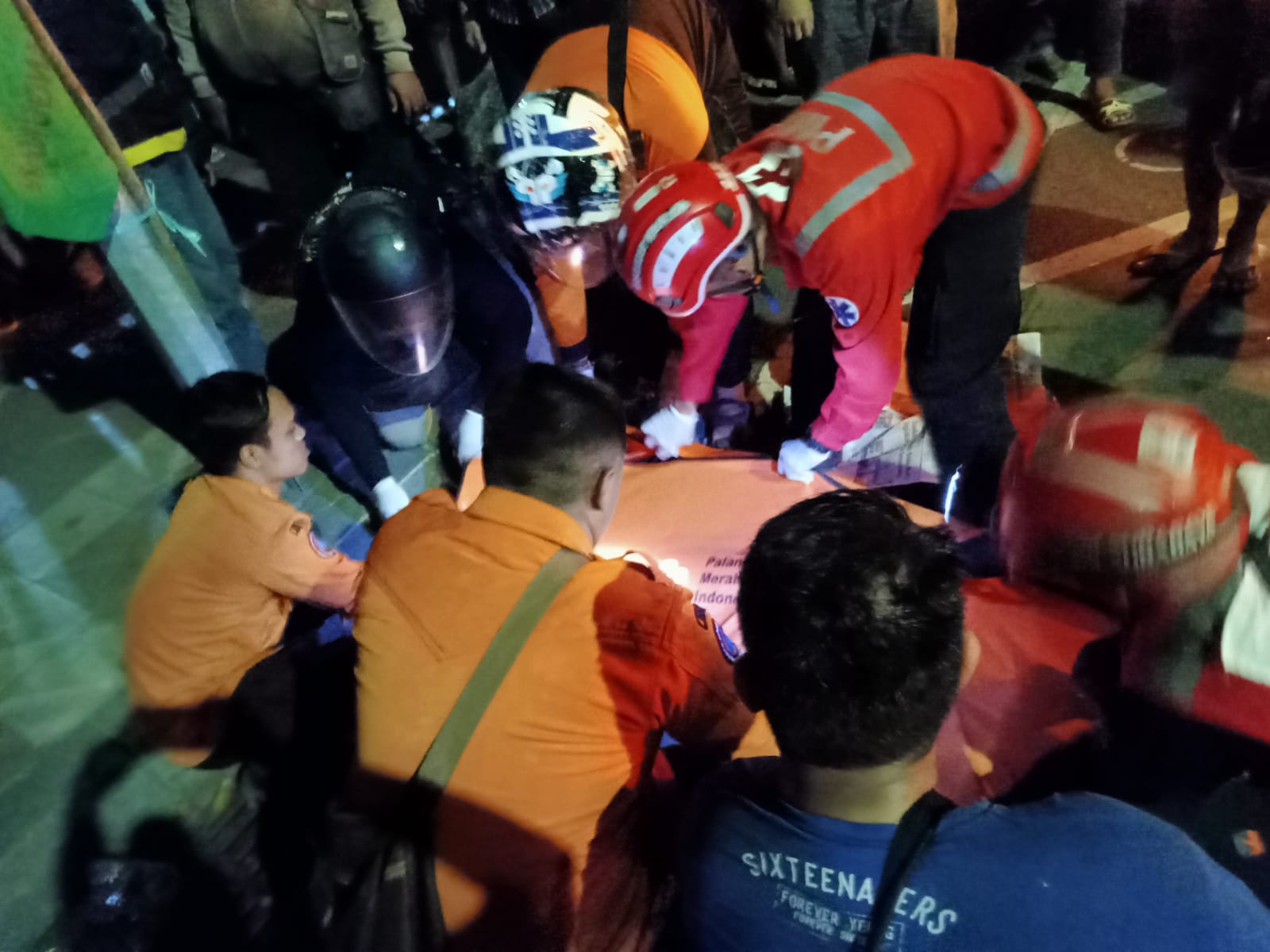 TRAGIS : Petugas gabungan mengevakuasi dua korban meninggal dunia kecelakaan di Jalan Darmo Surabaya, usai menabrak tiang listrik, Kamis (25/9).(IST/RADAR SURABAYA)