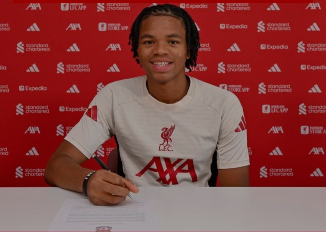 Rio Ngumoha akhirnya menandatangani kontrak profesionalnya di Liverpool.