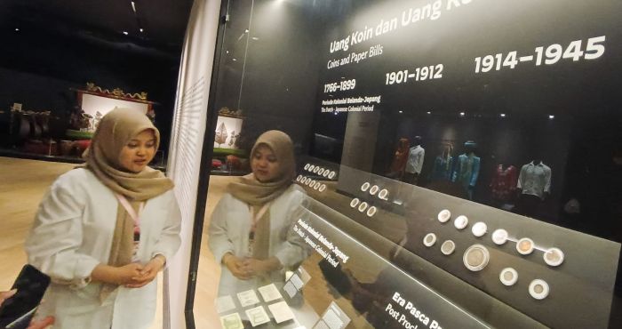 SEJARAH KOTA SURABAYA: Pengunjung mengamati cerita dan koleksi Museum Surabaya, yang ada di Mall Pelayanan Publik (MPP) Kota Surabaya, Rabu (24/9).