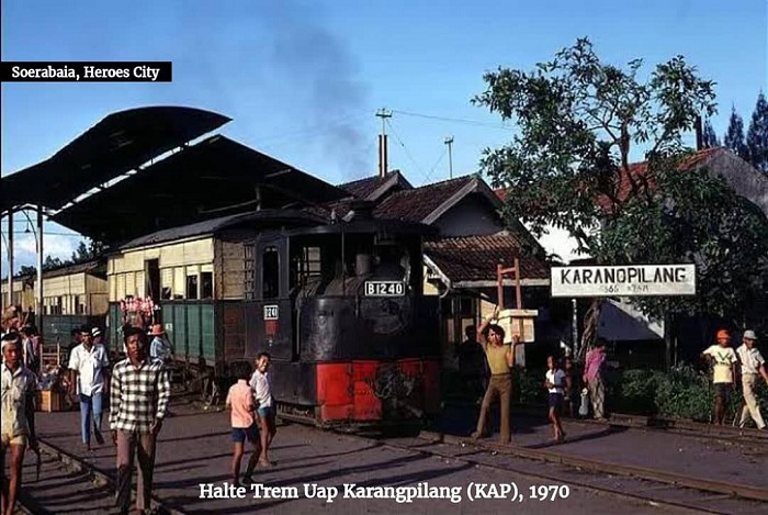 BERGAYA: Sejumlah warga sedang berada di stasiun tem uap Karangpilang Surabaya di tahun 1970-an.