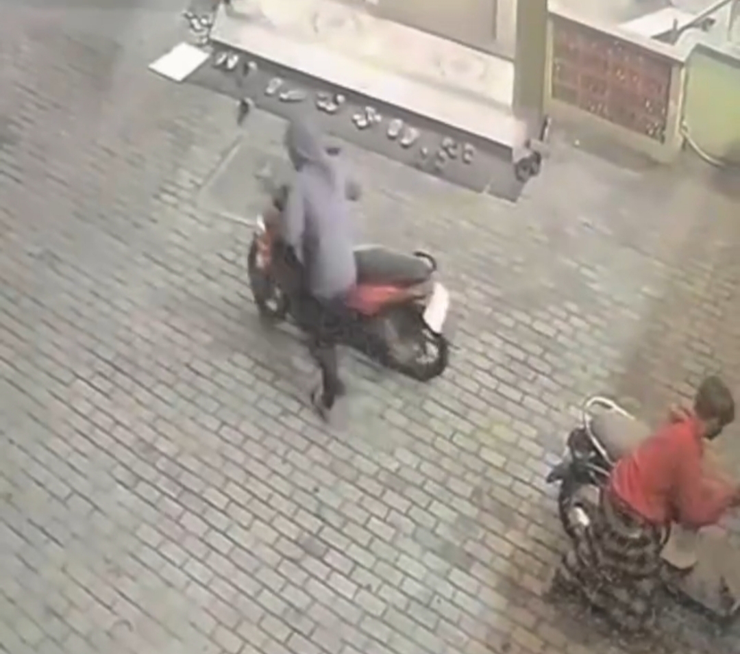 KETAHUAN: Dua pelaku ketika mencuri sepeda motor di halaman masjid Jalan Simorejo X, Surabaya. Pelaku bersama temannya menggasak dua motor sekaligus. (IST/RADAR SURABAYA)