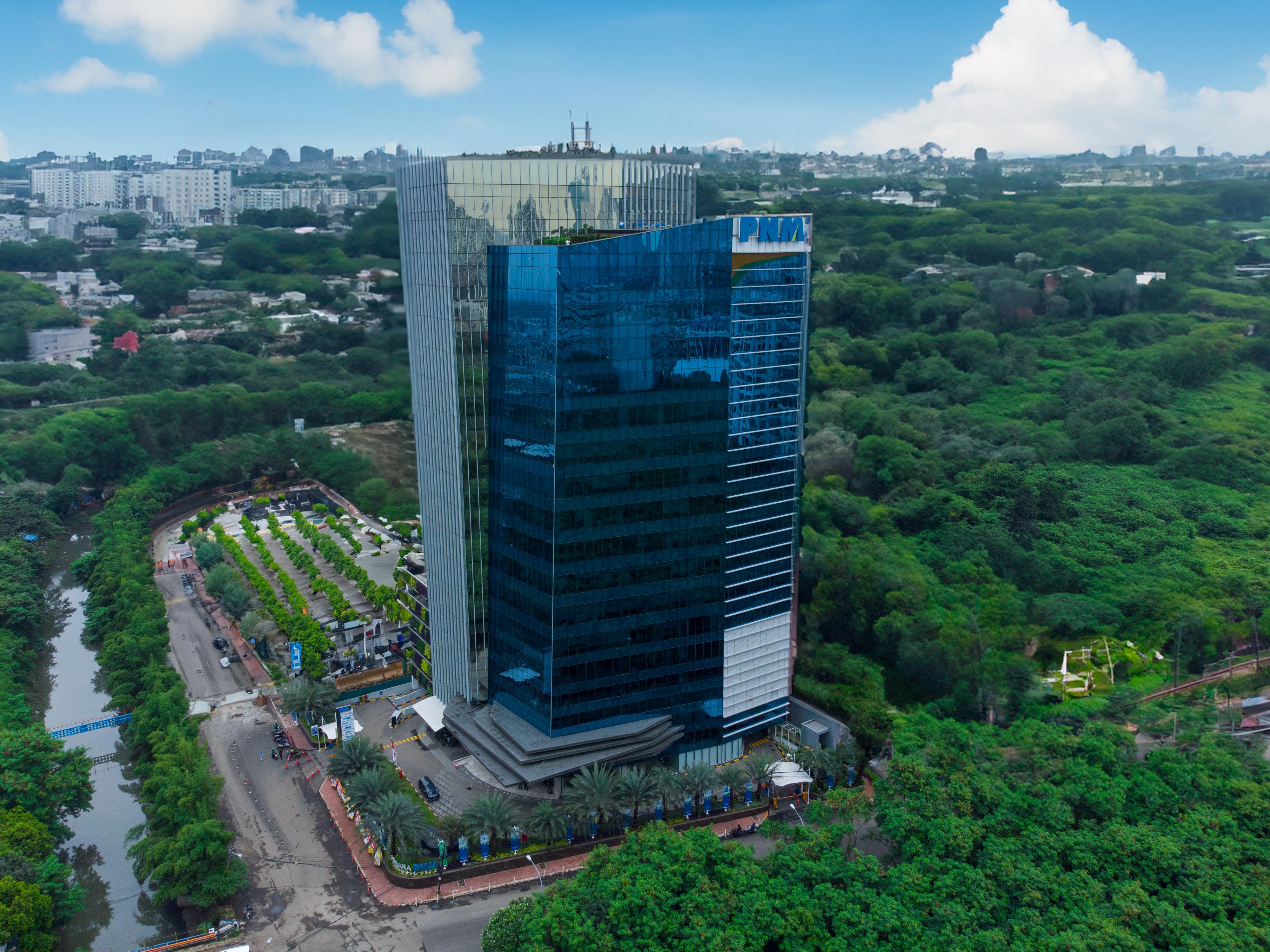 PNM meraih penghargaan Best Ultra Micro Finance for Empowering Women in Business dari CNBC Indonesia.