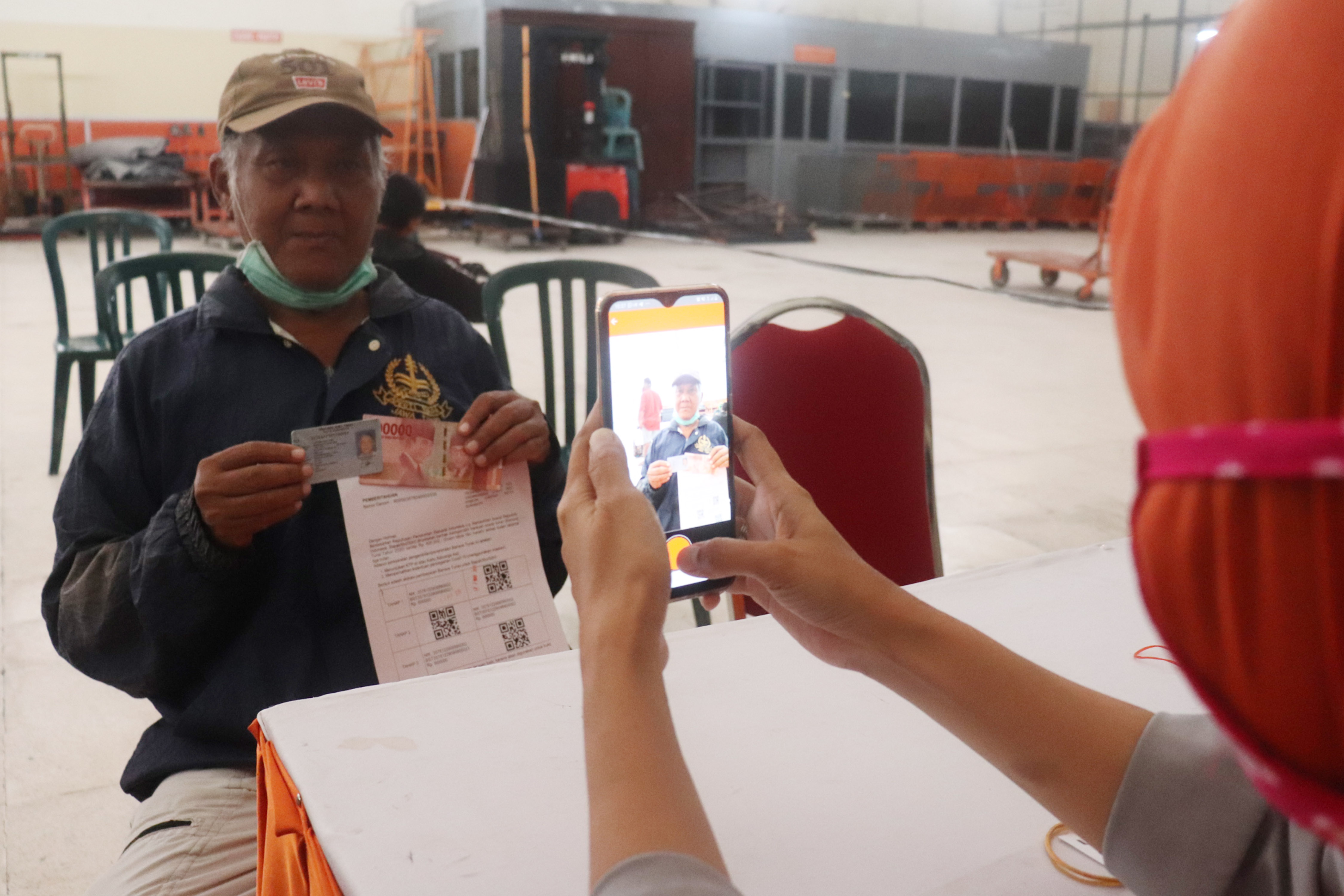 Ilustrasi warga saat mencairkan bantuan sosial.