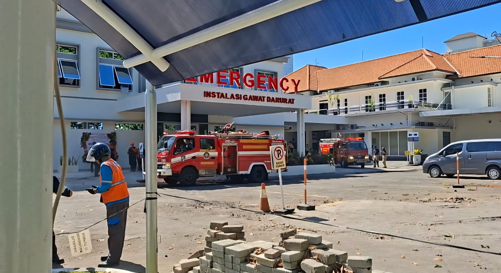 SIGAP: Petugas DPKP saat memadamkan api yang membakar ruang kardiologi RS Darmo Surabaya. Diduga akibat korsleting listrik alat treadmill. (M MAHRUS/RADAR SURABAYA )