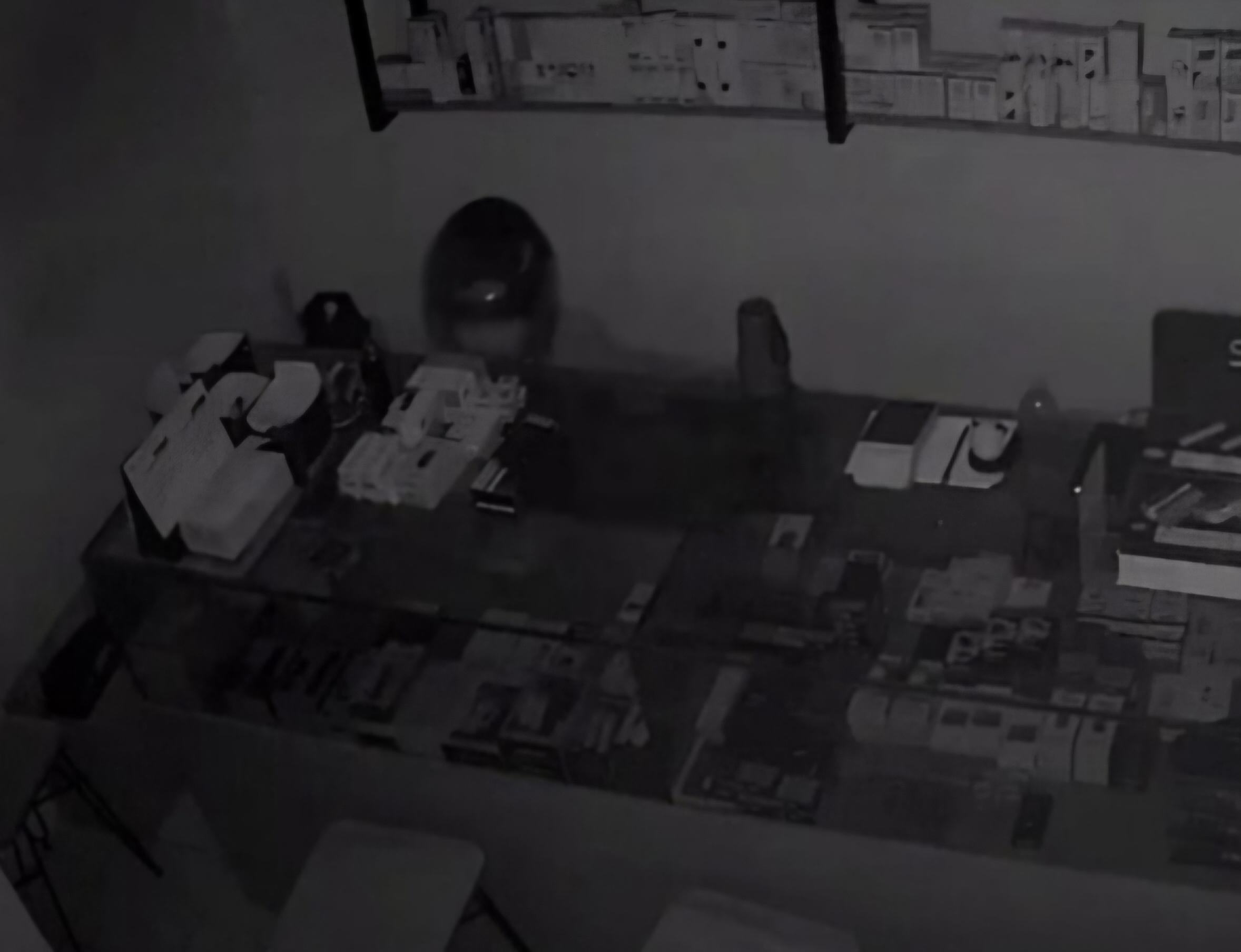 DIKEJAR: Polisi memburu pelaku pembobolan toko vapor di Jalan Jarak, Surabaya.(IST/RADAR SURABAYA)