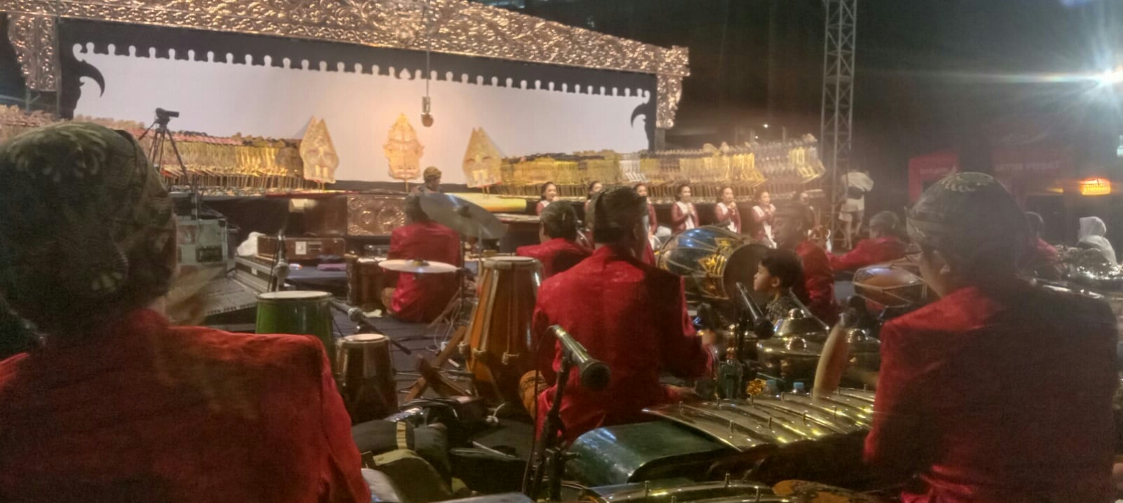 Pertunjukan wayang kulit di kampus Universitas Negeri Surabaya. (Rahmat Sudrajat/Radar Surabaya)